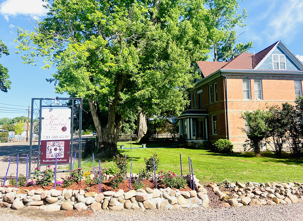 Red Rosebud Bed & Breakfast